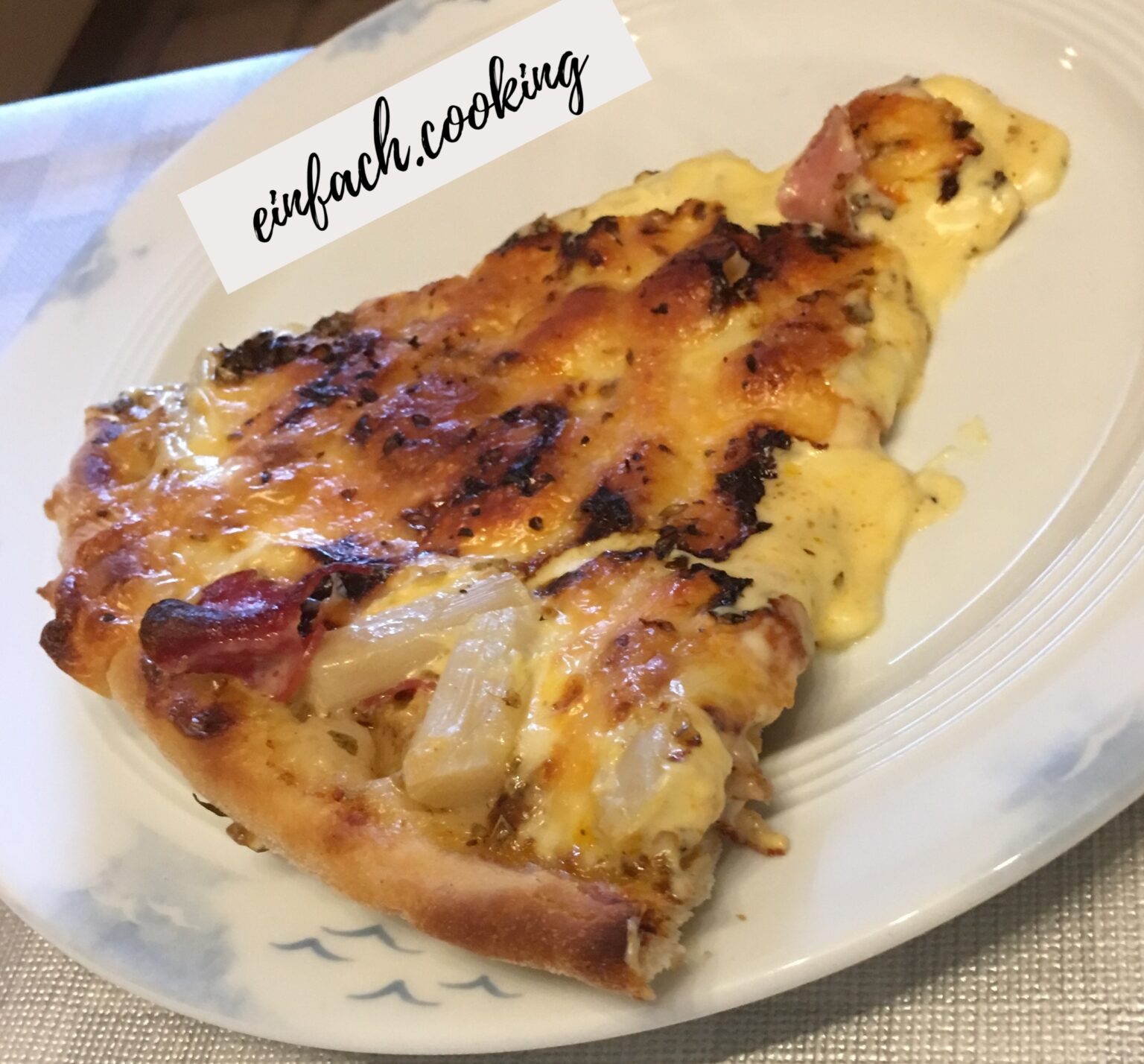 Pizza mit Hähnchen, Spargel und Hollandaise – einfach.cooking